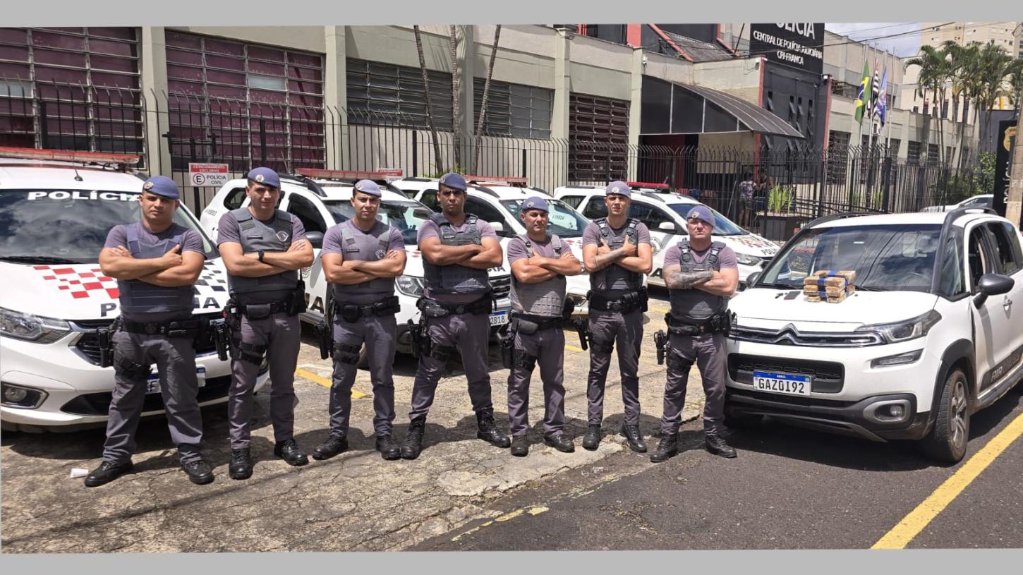 PM recupera carro furtado e localiza cinco quilos de maconha