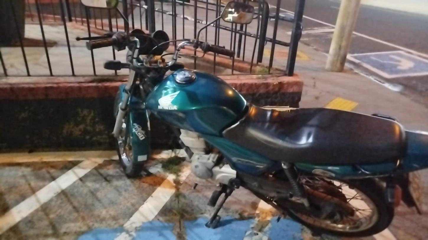 Moto furtada é recuperada por policiais militares em terreno