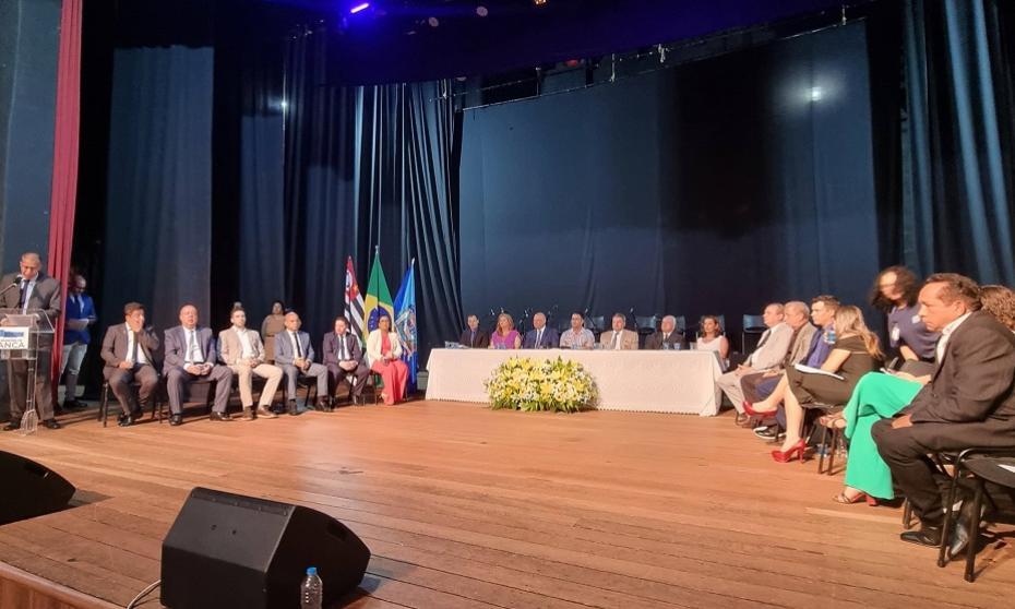 Prefeito, vice e vereadores tomam posse no teatro municipal de Franca