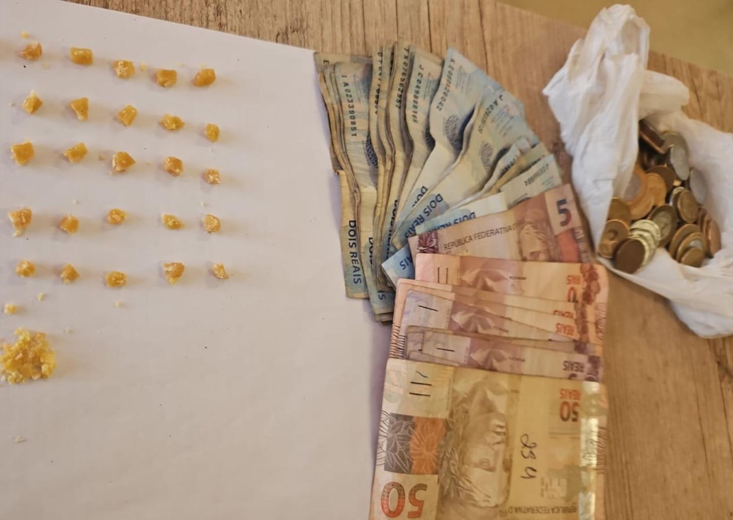 Policiais da Rocam prendem traficante na praça Barão no Centro