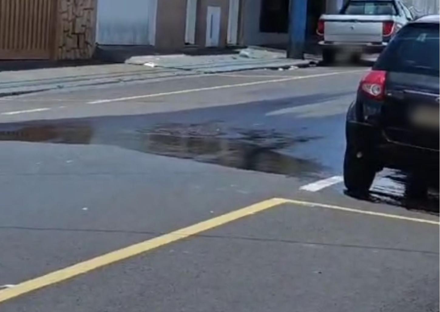 Vazamento de esgoto na rua São Paulo gera reclamação