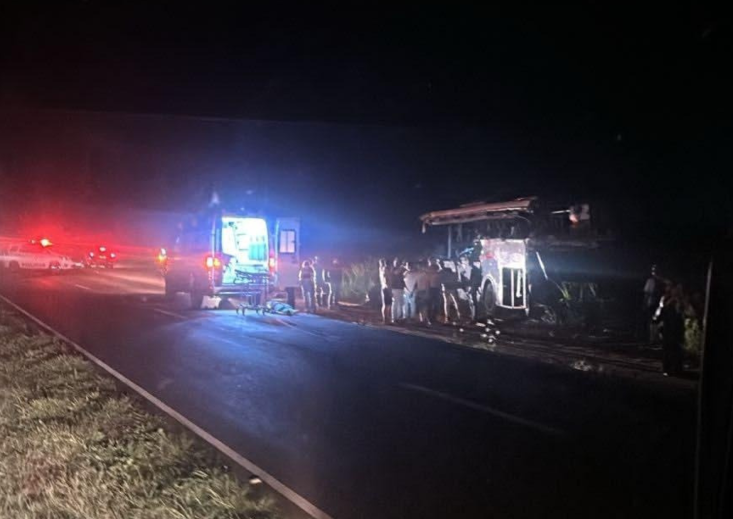 Acidente entre ônibus com estudantes da Unifran e caminhão deixa 12 mortos