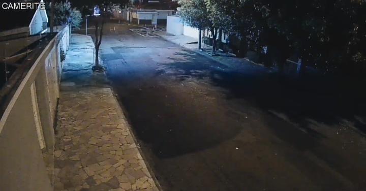 Ladrões causam curto-circuito e deixam bairro sem energia elétrica