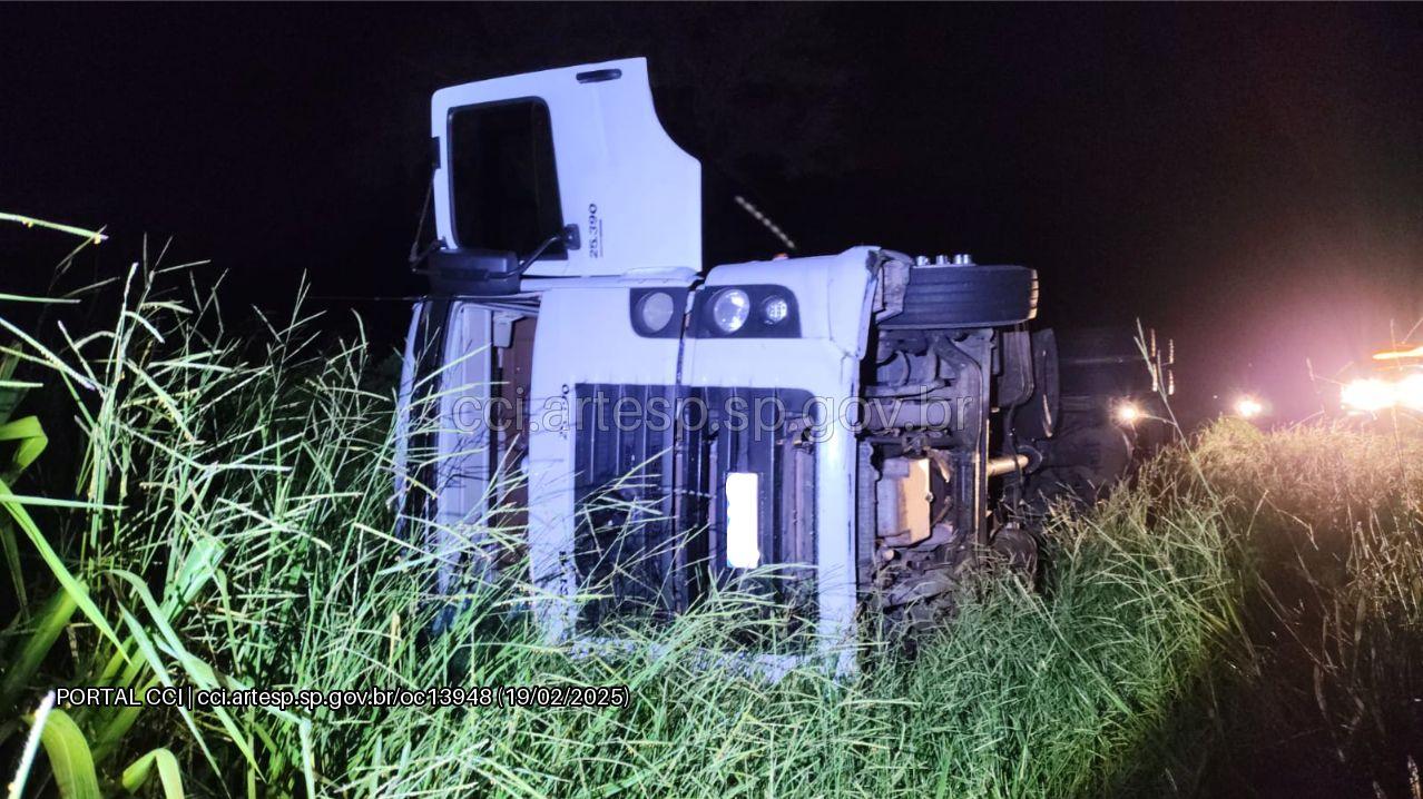 Caminhão carregado repolhos tomba em rodovia da região