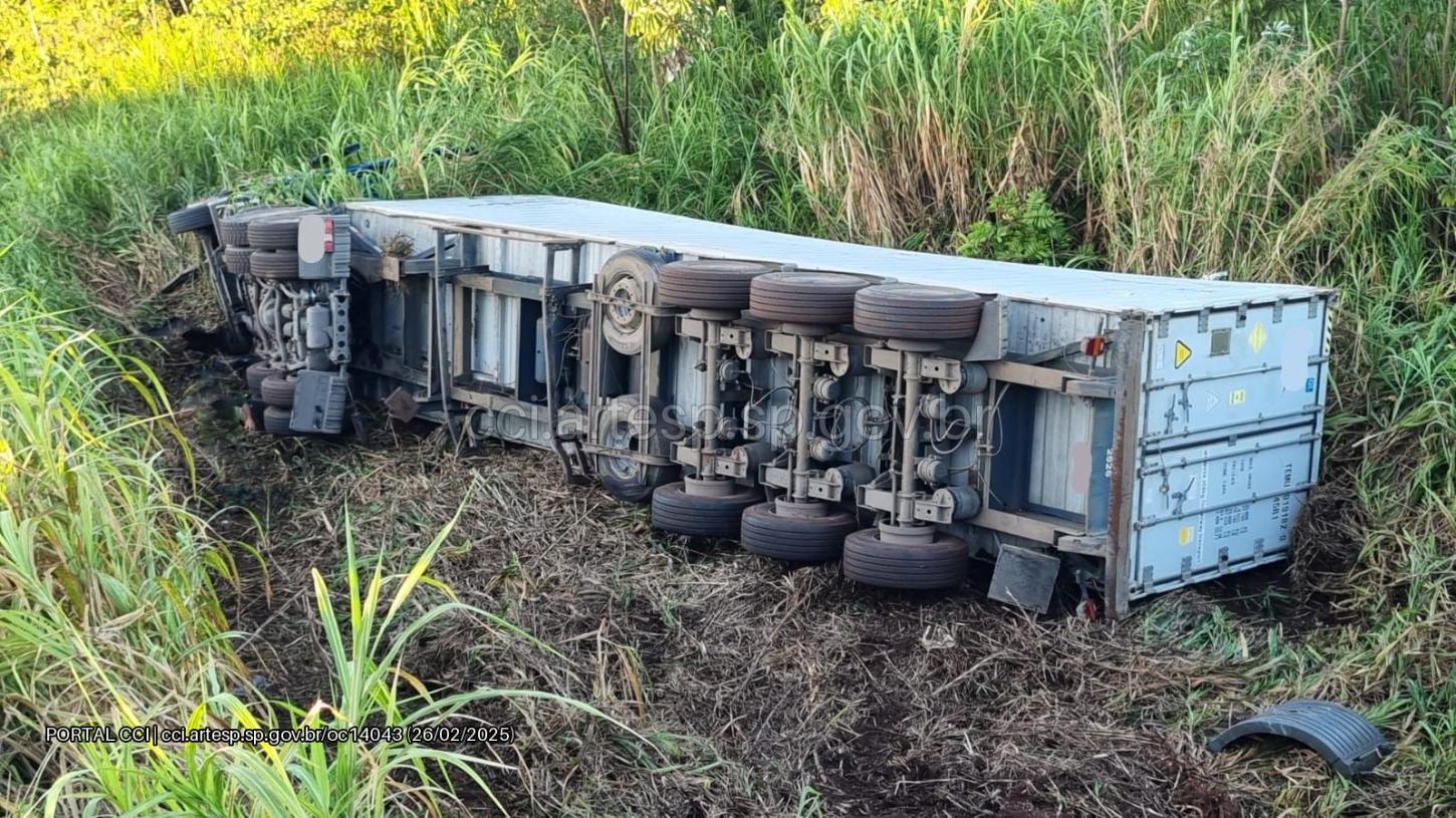 Caminhão carregado com laticínios tomba em rodovia da região