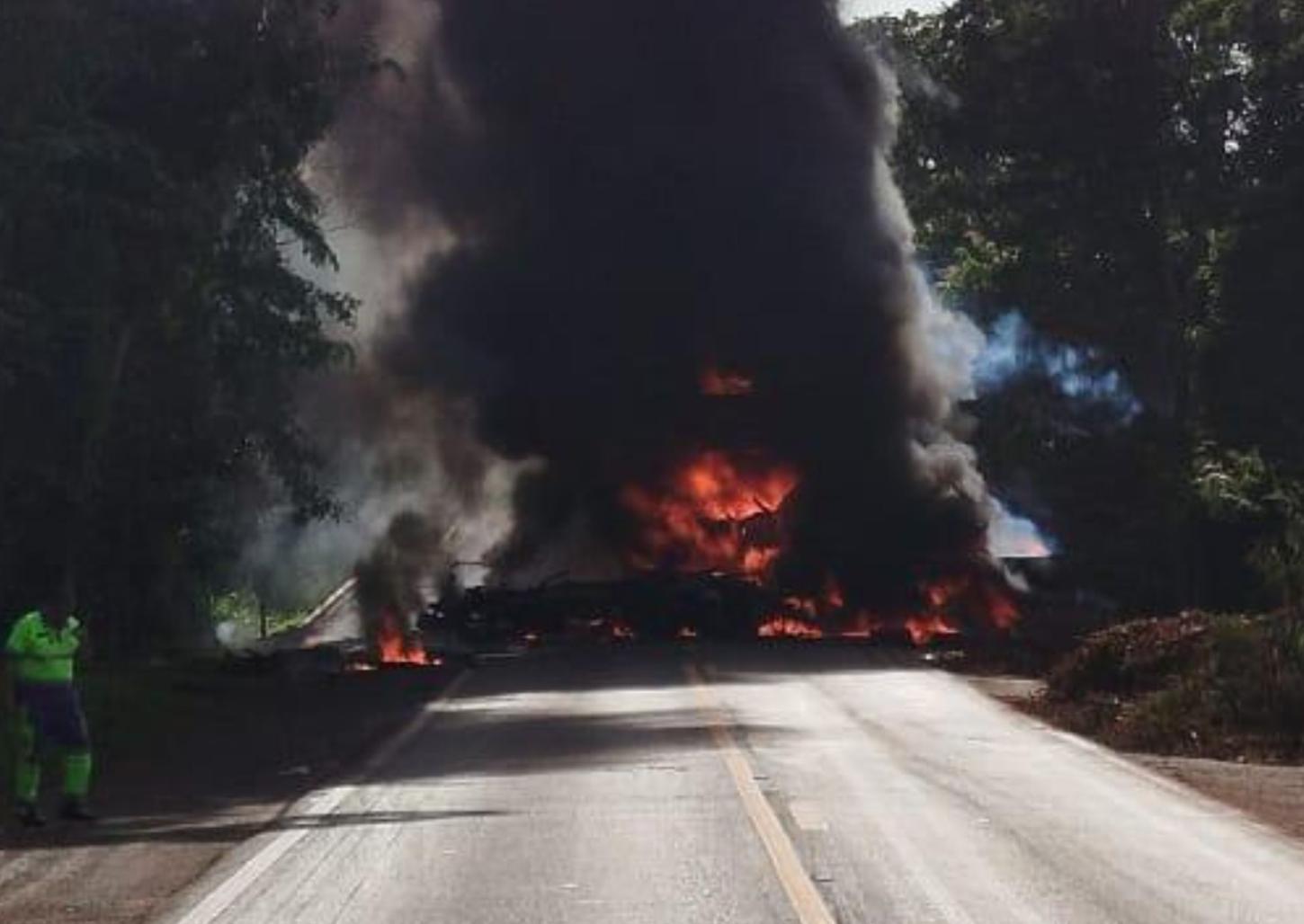 Caminhões explodem após colisão e motoristas morrem carbonizados