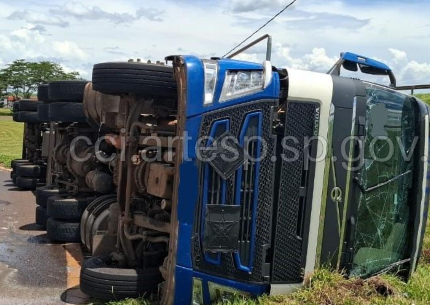 Carreta tomba em alça de acesso da rodovia Anhanguera em Igarapava