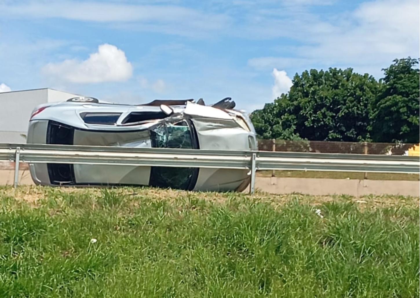 Veículos capotam durante engavetamento na rodovia Cândido Portinari