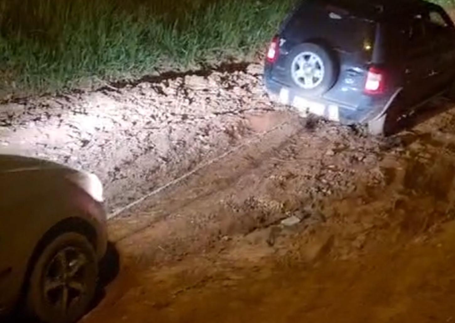 Moradores do Parque dos Ipês sofrem com ruas de terra esburacadas