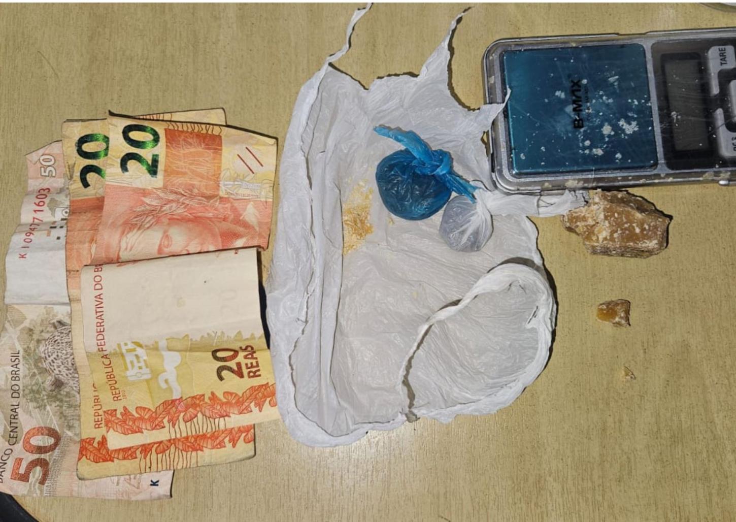 Dupla é presa por tráfico de drogas em praça de esportes no City Petrópolis