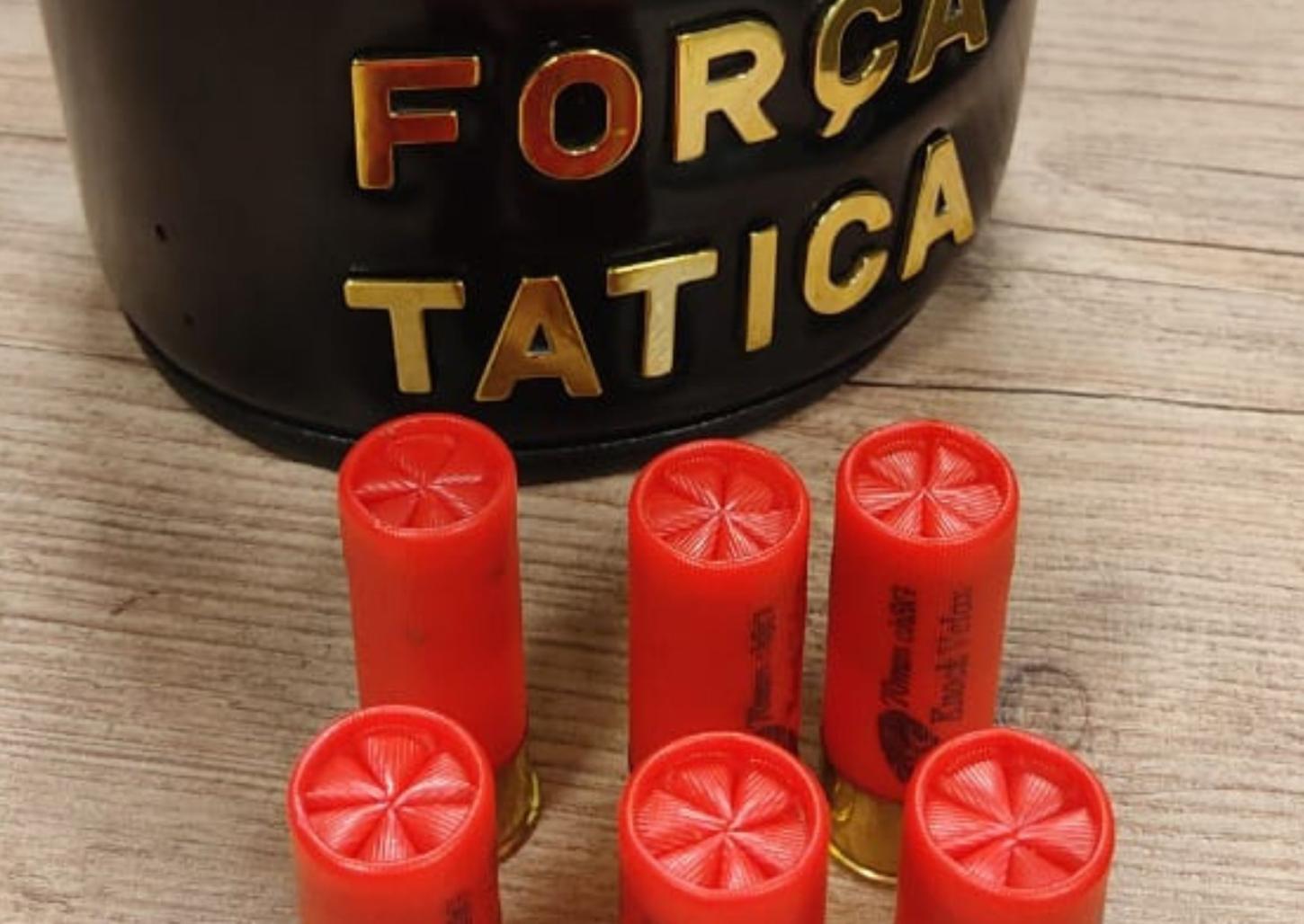 Força Tática prende homem com munições calibre 12 em avenida