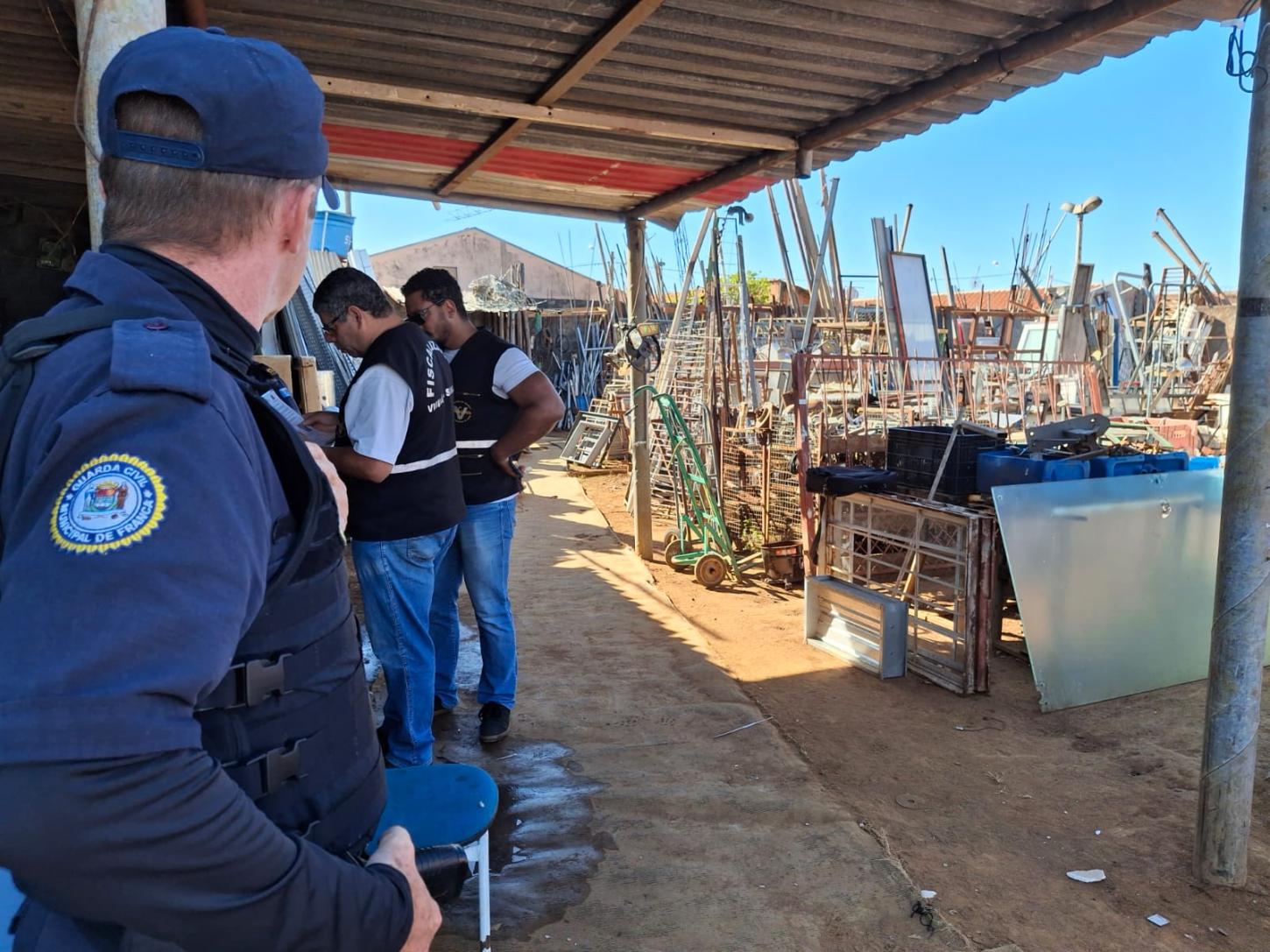 GCM e Vigilância Sanitária fecham depósito de sucatas no Aeroporto