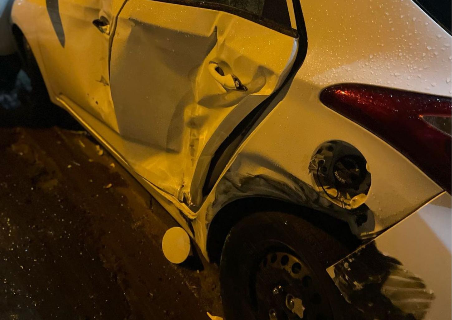 Homem bate caminhonete em carro estacionado no Centro de Franca