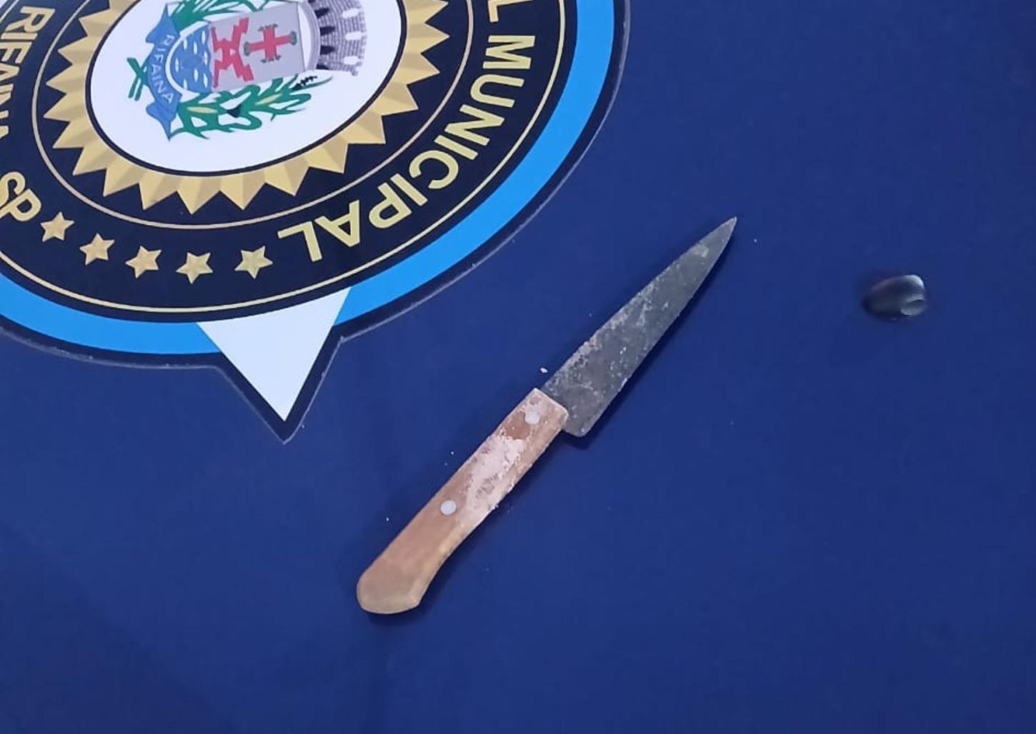 Homem descumpre medida protetiva, ameaça mulher com faca e é preso