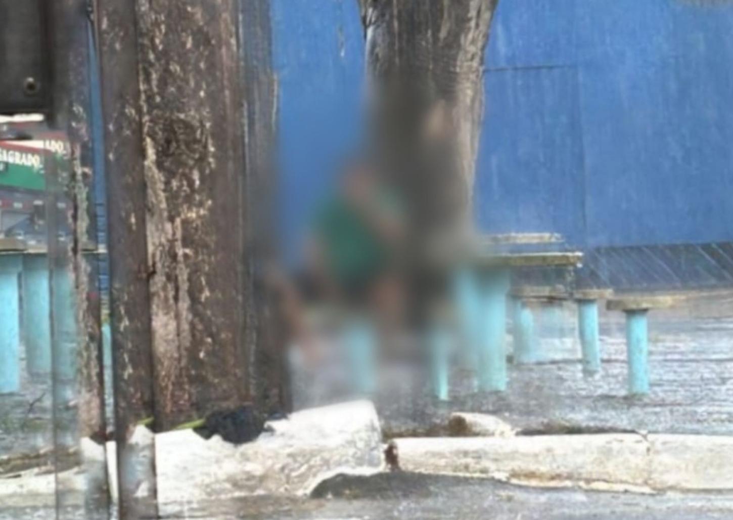 Homem é flagrado se masturbando na praça das Bandeiras na avenida Brasil