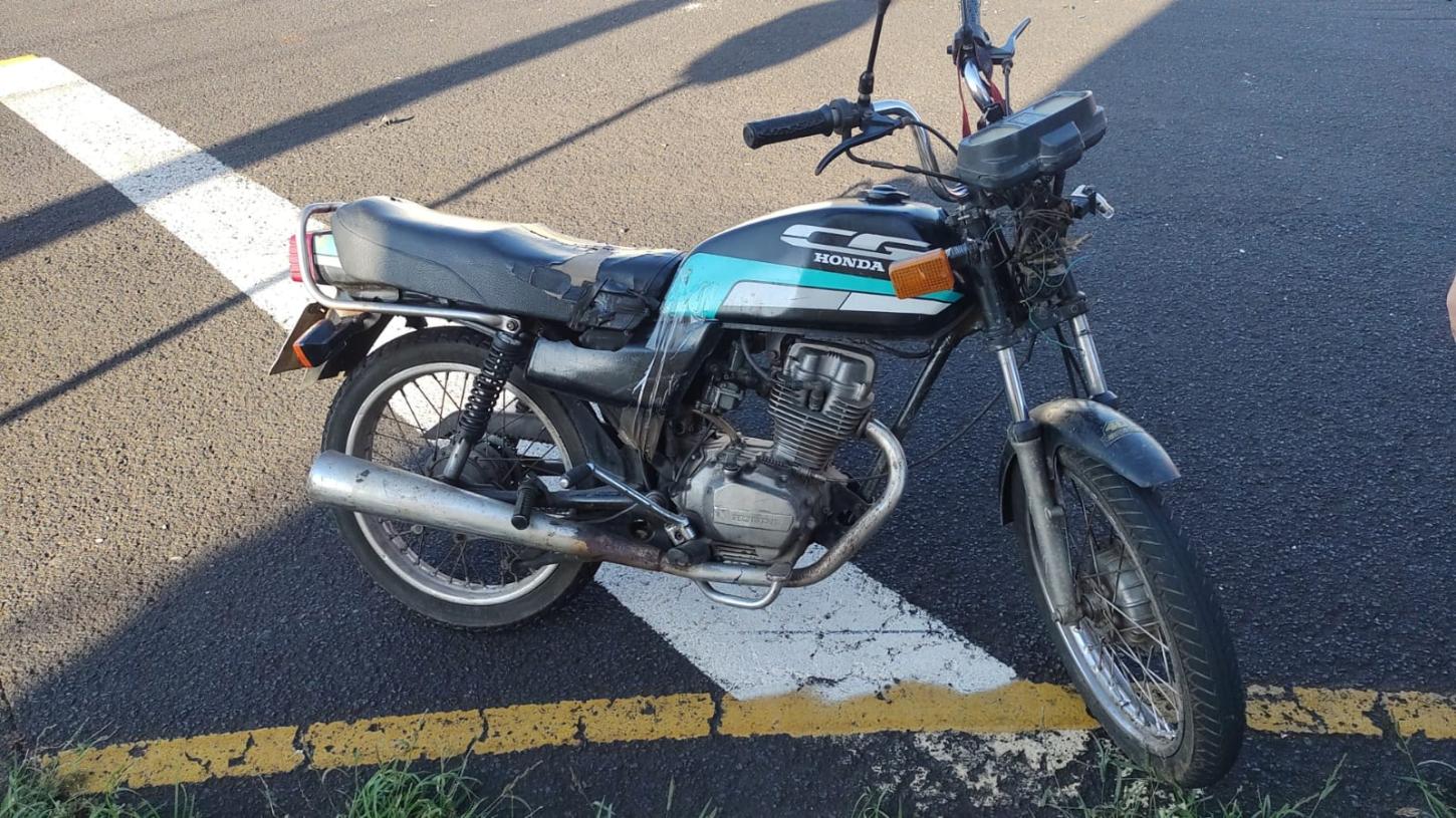 Homem se envolve em acidente com moto adulterada e é preso pela PM