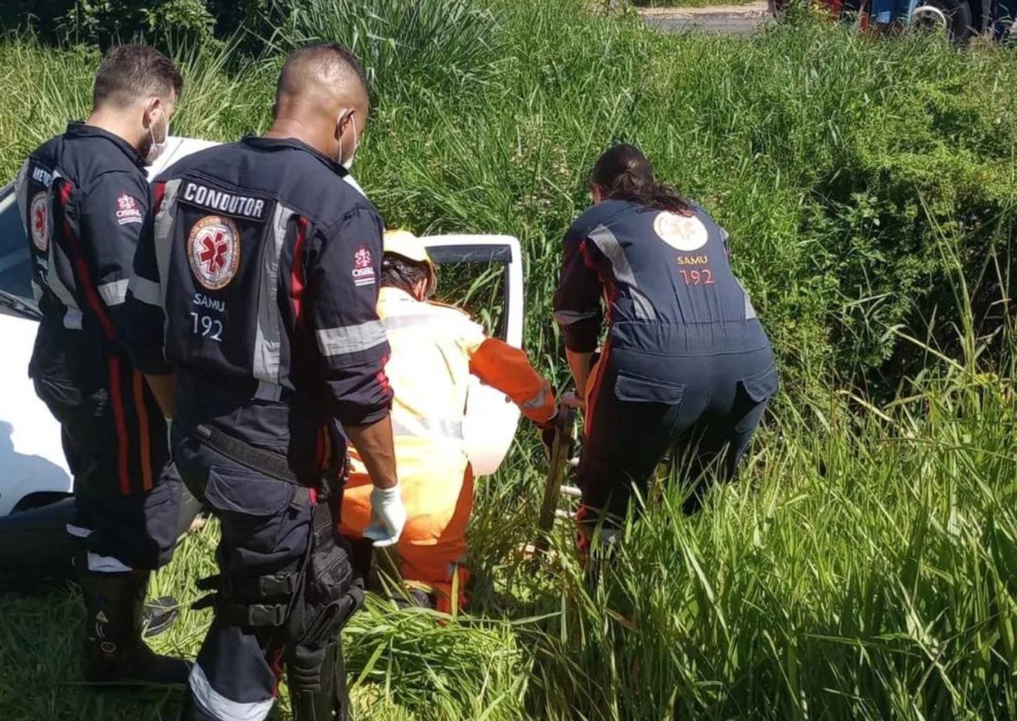Idoso é resgatado por bombeiros após veículo cair em córrego