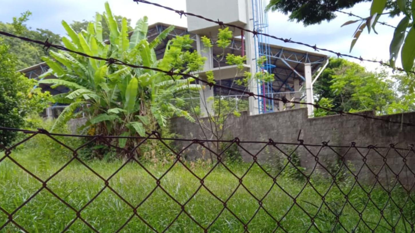 Pais de alunos reclamam de furtos em escola e abandono no Bosque dos Angicos