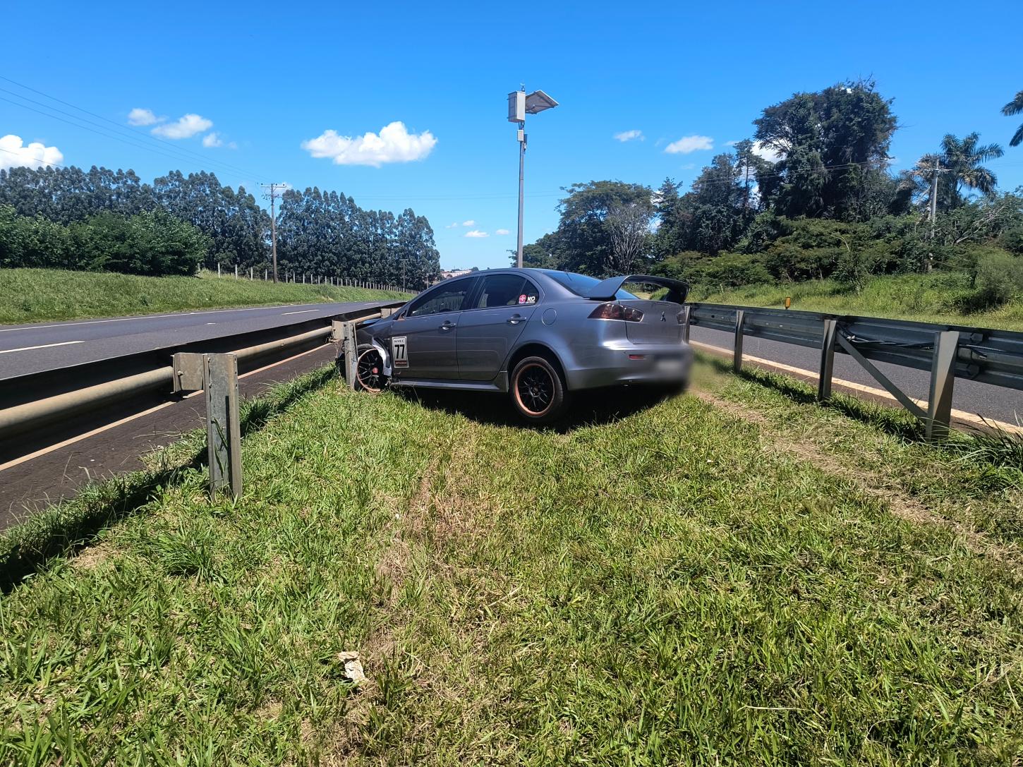 Homem bate carro em guard-rail na rodovia Engenheiro Ronan Rocha
