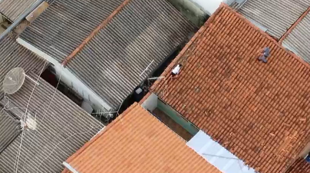 Acusado de participar de latrocínio é preso pela Força Tática em telhado