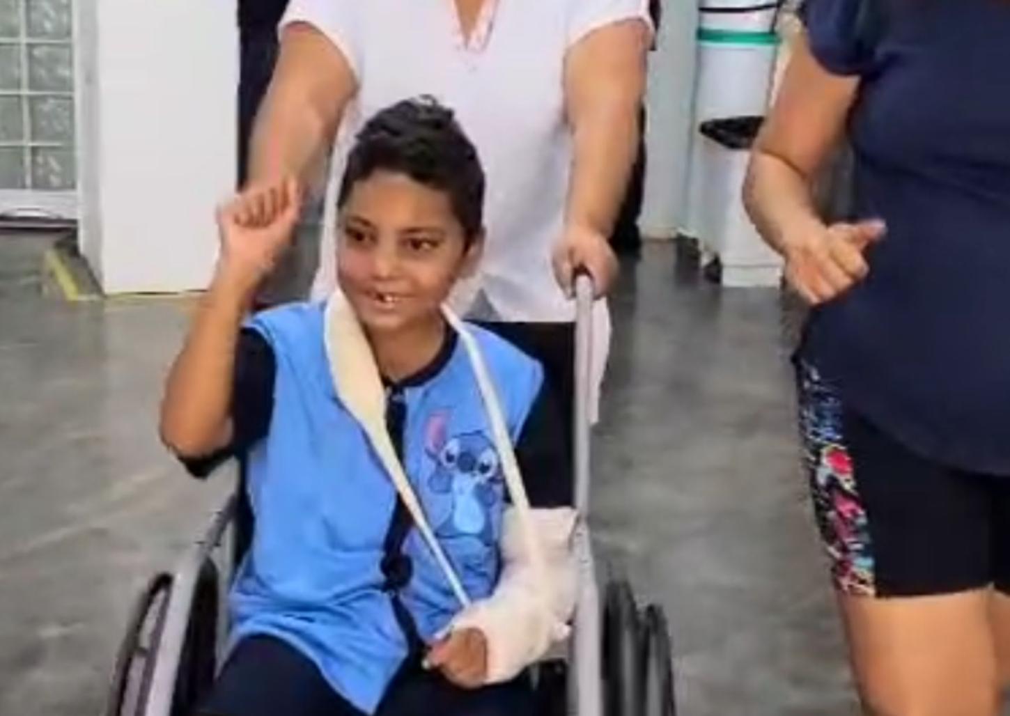 Menino atropelado por caminhão recebe alta médica