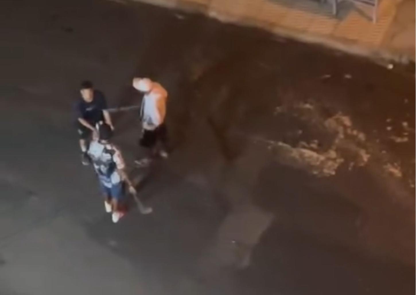 Moradores de rua brigam nas proximidades do Centro Pop e rasgam sacos de lixo