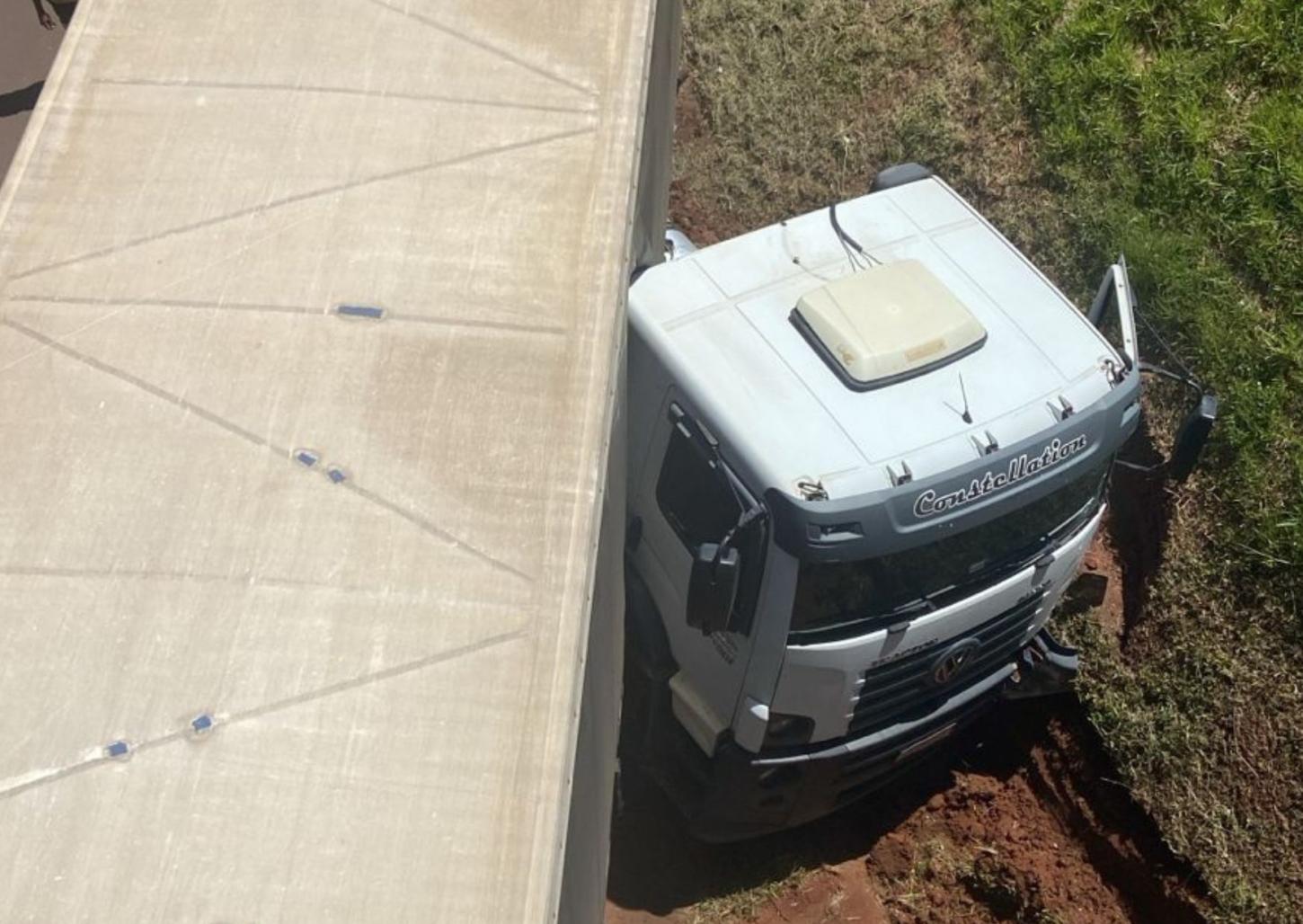 Motorista fica ferido após caminhão colidir em barranco na Portinari