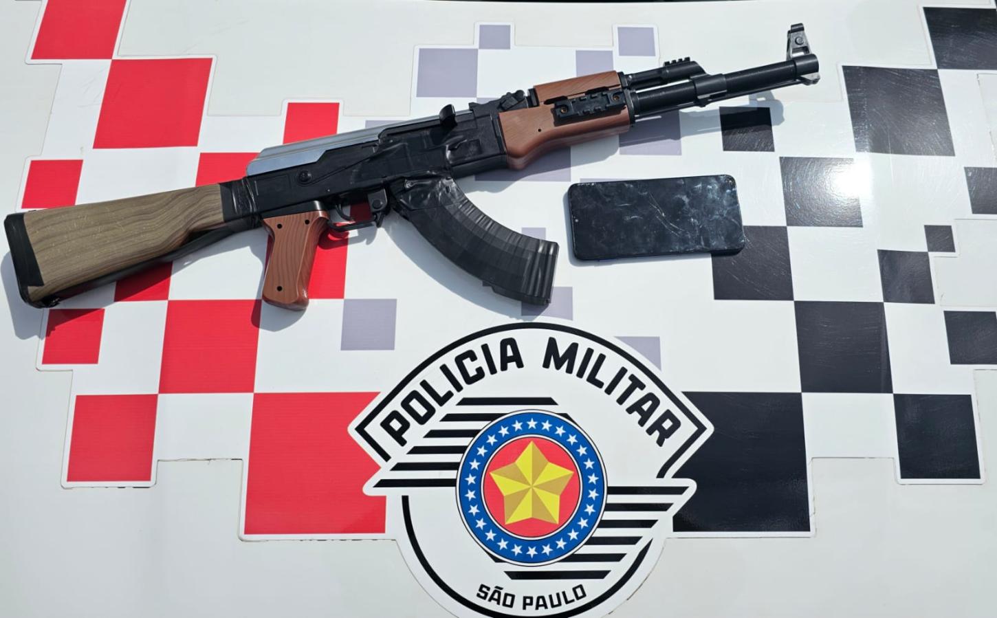 Polícia Militar localiza réplica de fuzil AK-47 no Jardim Aeroporto