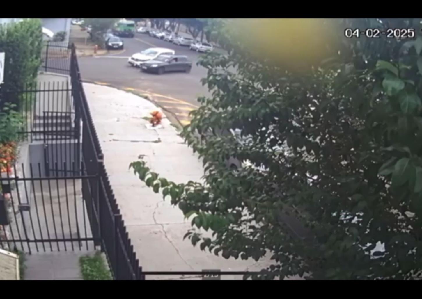 Carro é arremessado na calçada após colisão no Jardim Guanabara