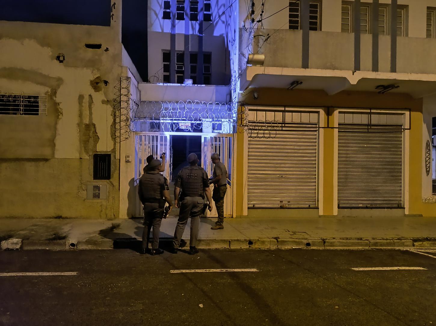 Ladrão invade prédio na madrugada e é detido por policiais da Força Tática
