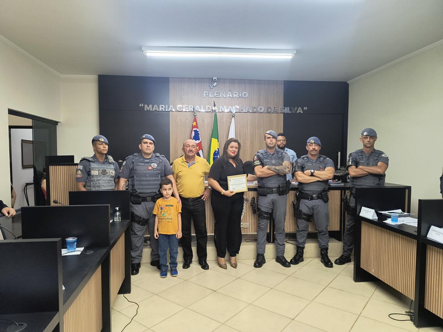 Policiais que libertaram vítima durante assalto são homenageados