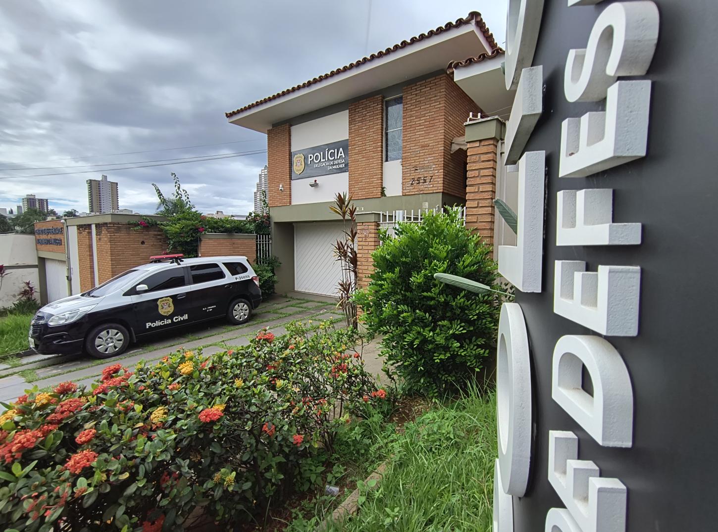 Homem agride a mulher, é esfaqueado pela vítima e acaba preso