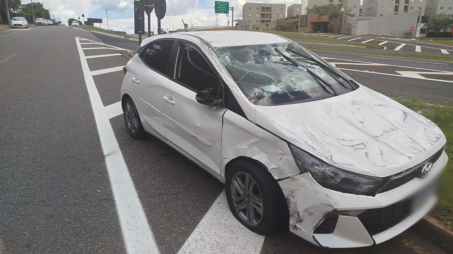 Motorista bate em carro estacionado e capota na zona sul de Franca