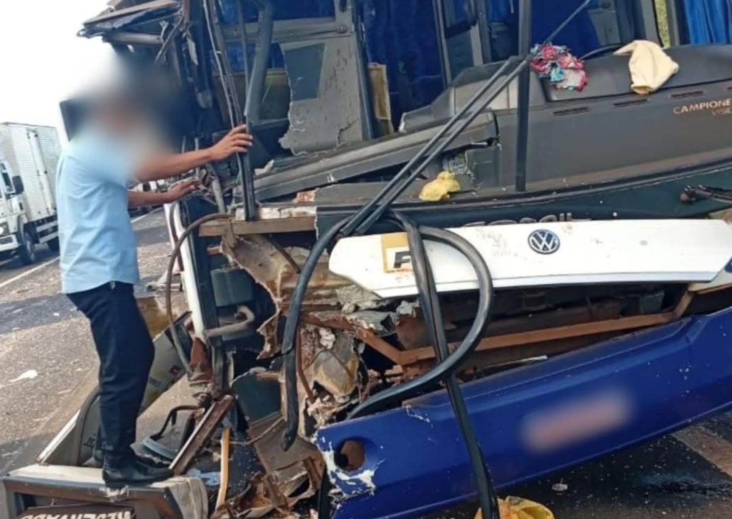 Ônibus bate na traseira de carreta e deixa 14 pessoas feridas