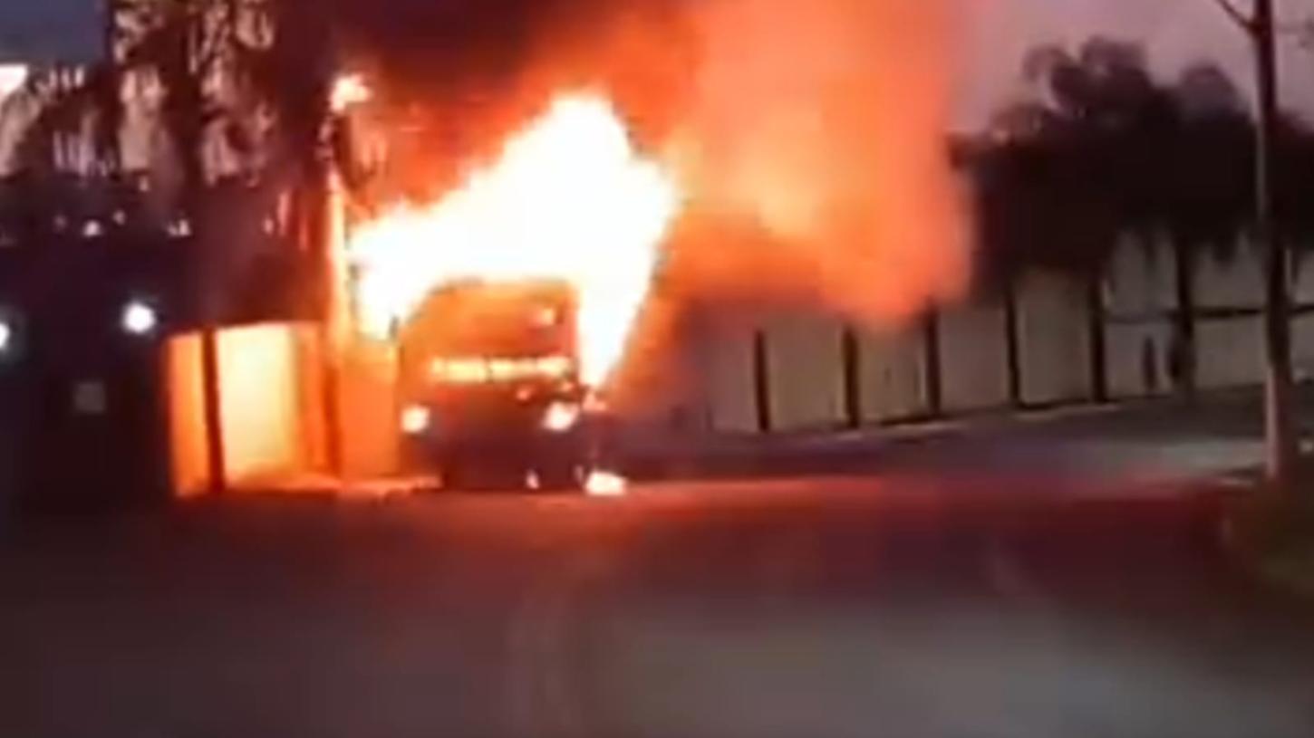 Ônibus pega fogo em Orlândia; motorista não ficou ferido