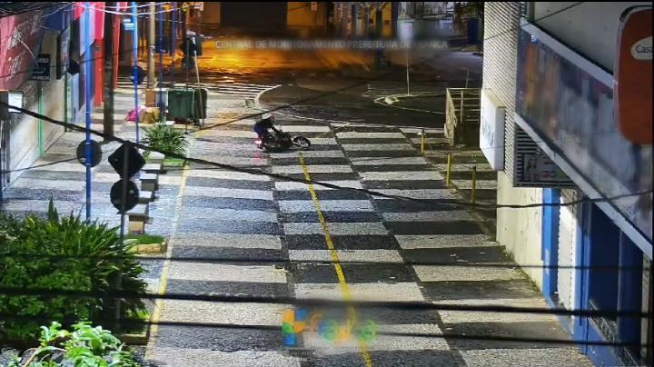 Câmeras flagram homem abandonando moto furtada no Centro de Franca