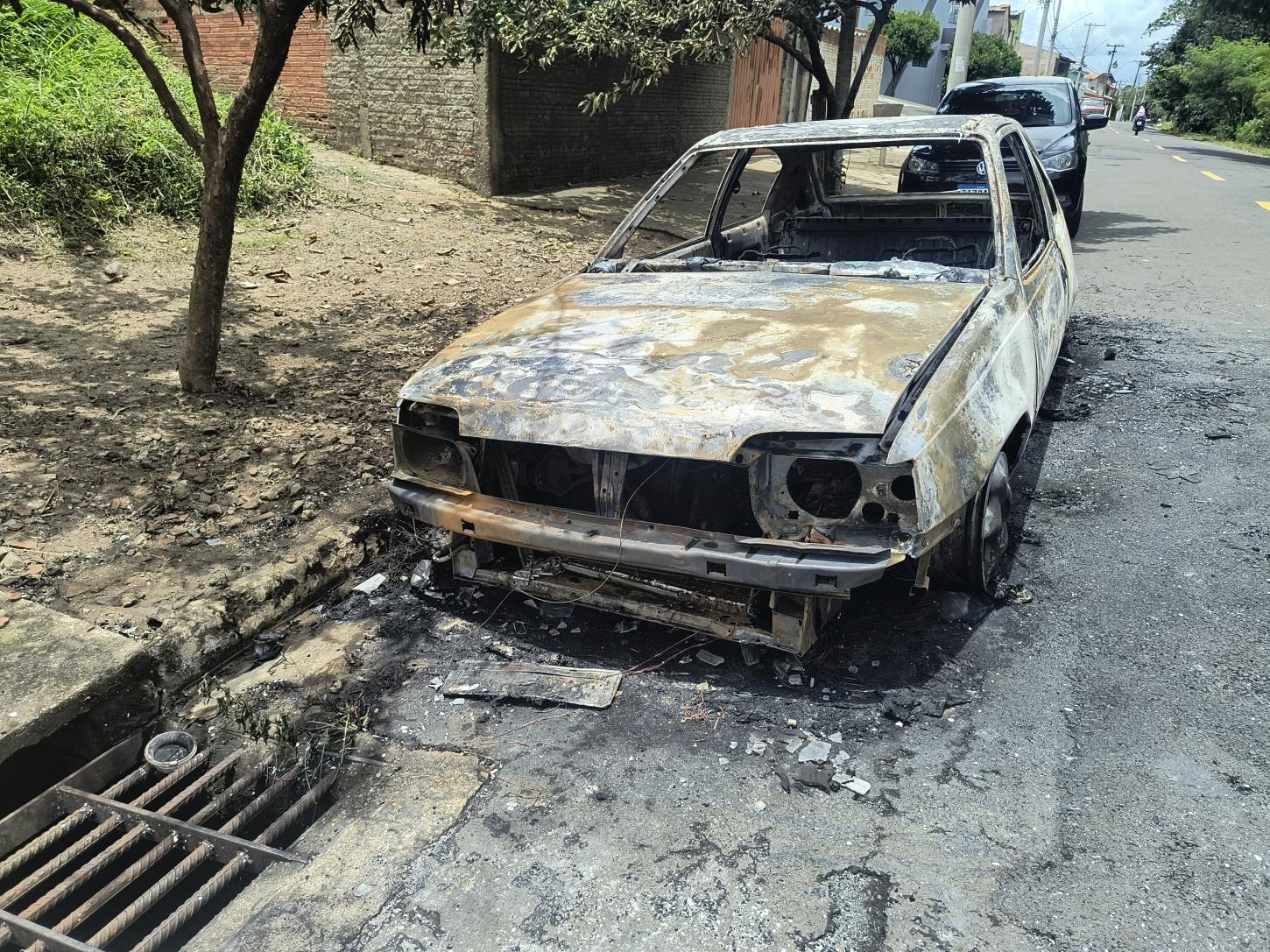 Carro é incendiado na rua Walter Barbosa no Jardim Luiza