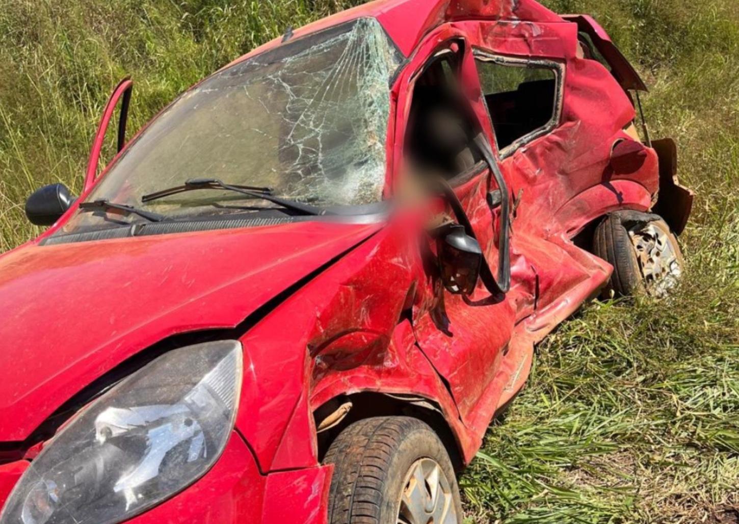 Acidente entre ônibus e carro deixa homem morto e mulher ferida