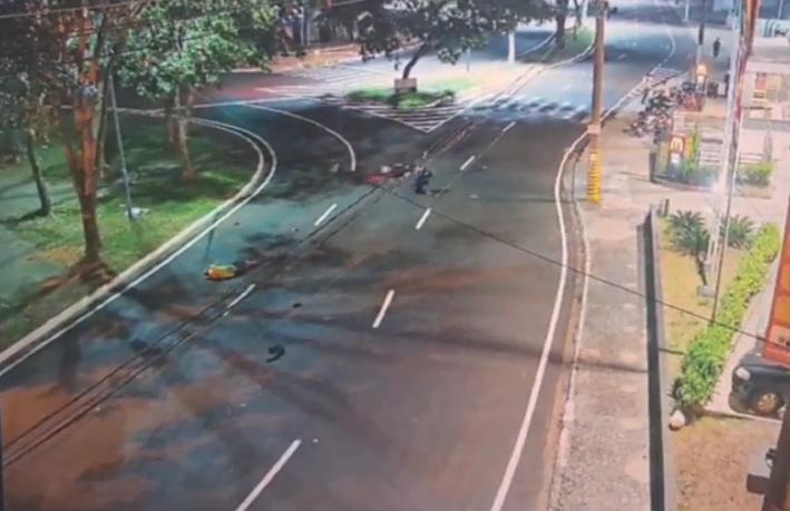 Câmera flagra pedestre sendo atropelado por motocicleta