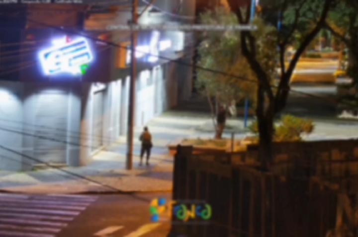 Câmera flagrou vigilante noturno dando carona para ladrões de fios