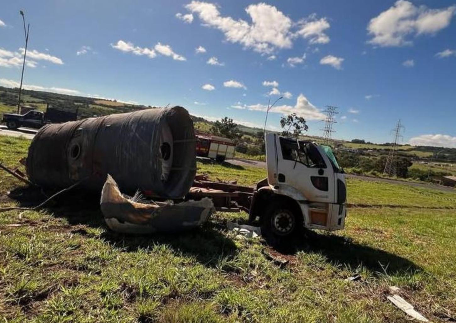 Caminhão com produto químico tomba e deixa motorista ferido em rodovia