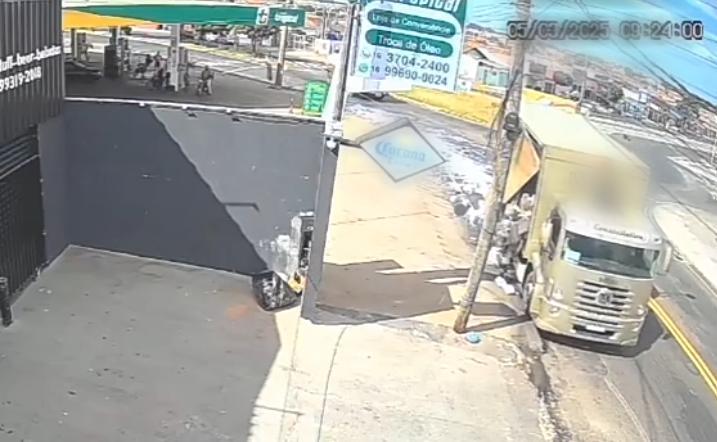 Câmera flagra latas de bebidas caindo de caminhão em avenida do Tropical