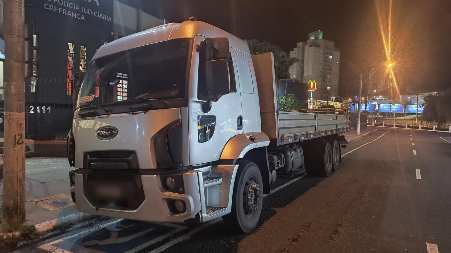 Caminhão roubado em Guaíra é recuperado pela PM em Franca