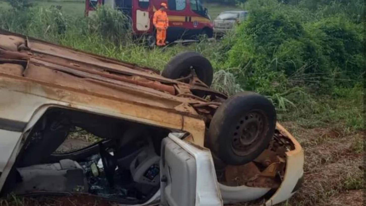 Carro capota em trecho de curva e deixa duas pessoas feridas