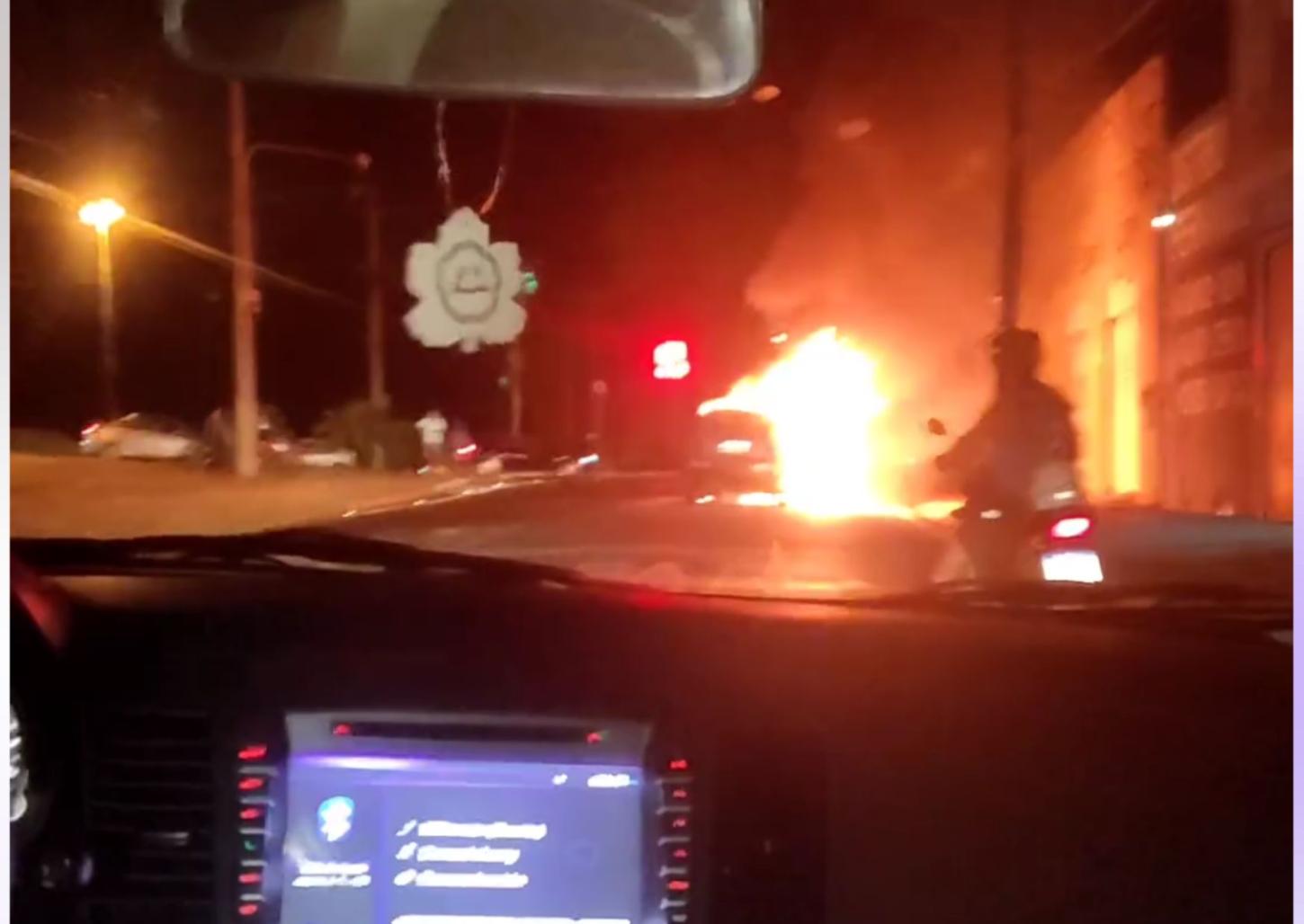 Carro pega fogo na alça de acesso da Vila São Sebastião