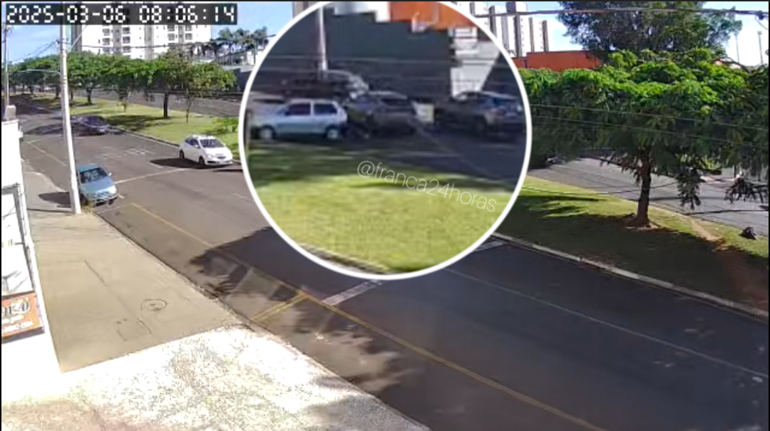 Carro quebrado causa acidente na avenida Rio Amazonas