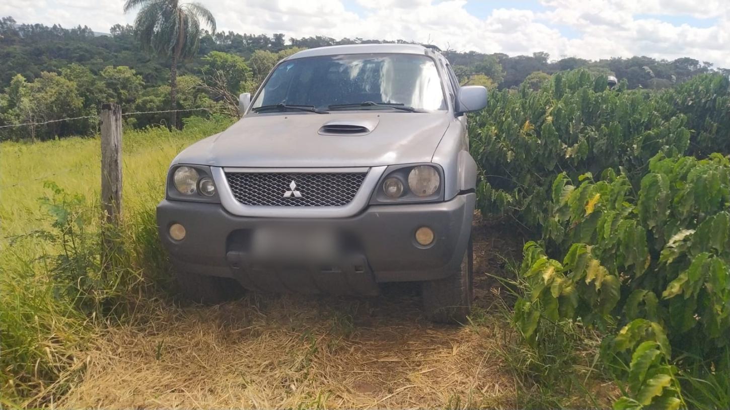 PM recupera caminhonete que foi levada por bandidos em assalto