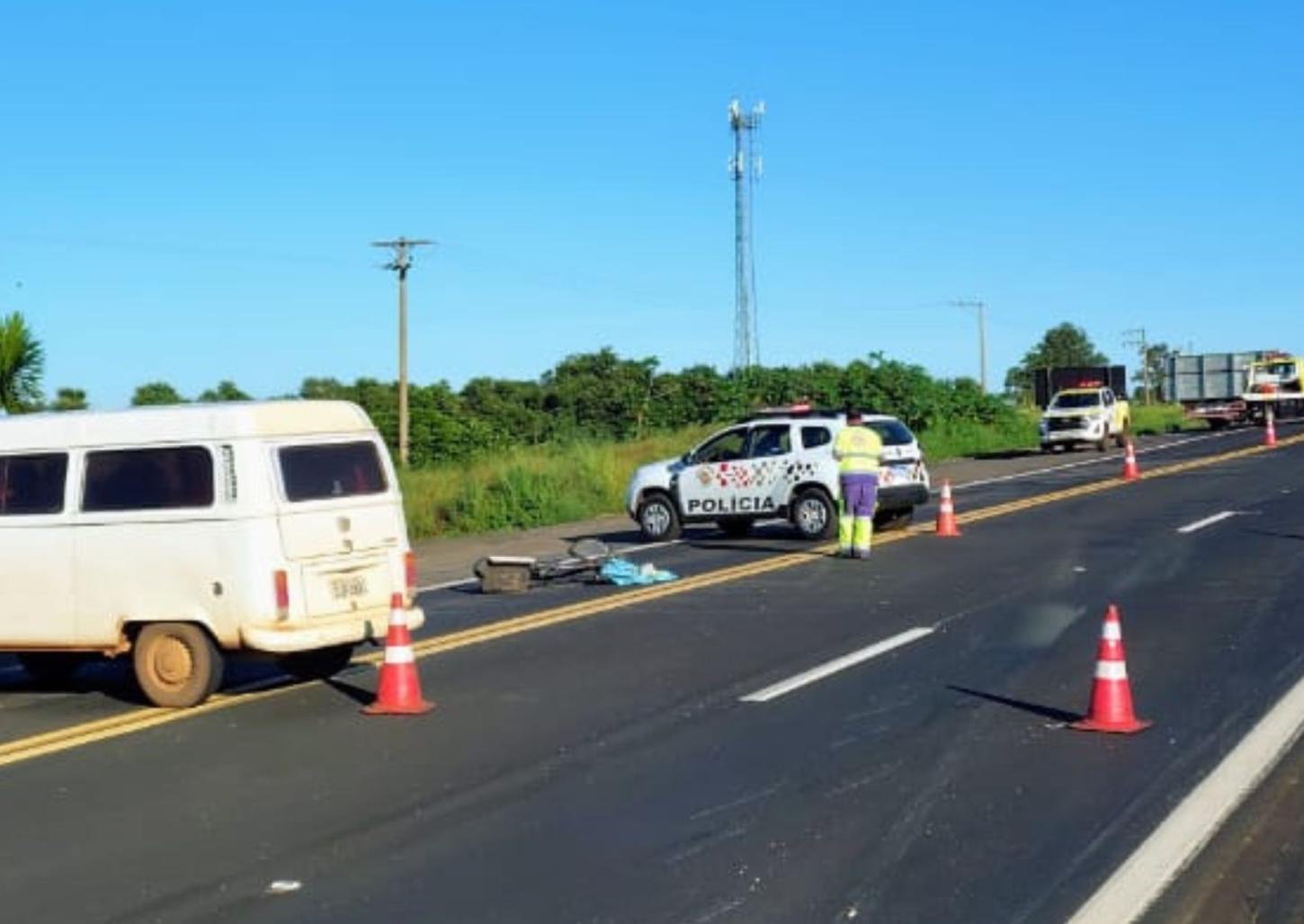 Ciclista de 80 anos morre atropelado por perua em rodovia da região