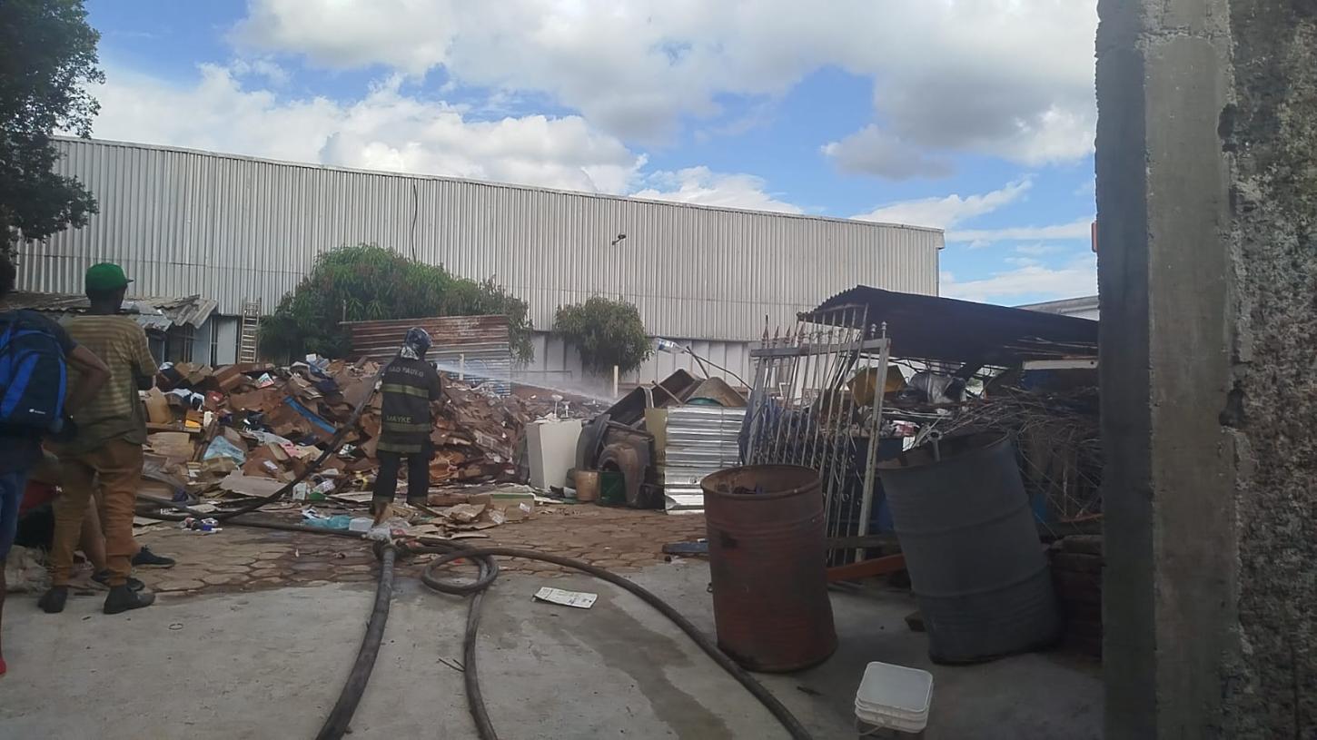 Corpo de Bombeiros combate incêndio em ferro-velho na Vila Aparecida