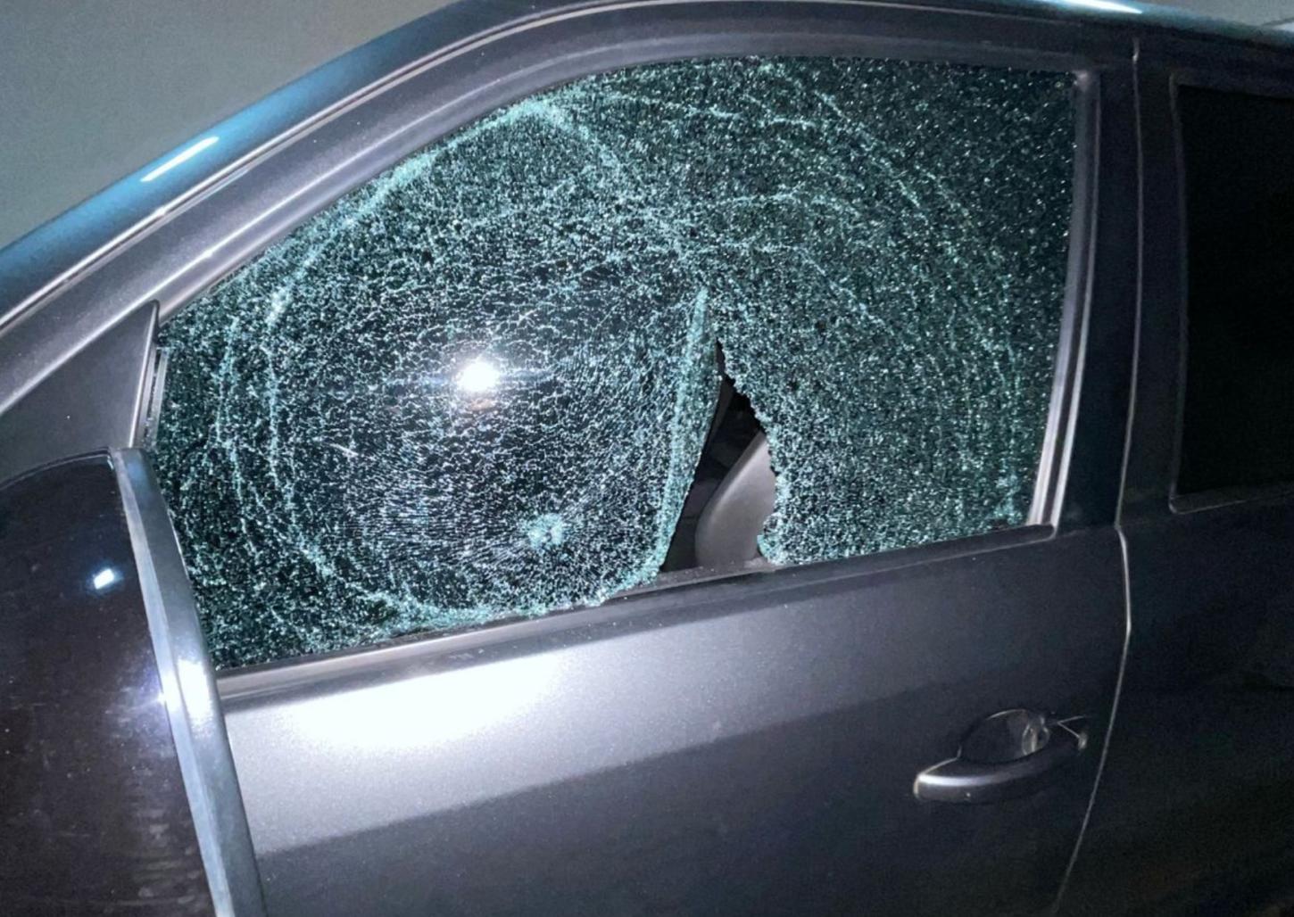 Bandido estoura vidro de caminhonete e furta carteira próximo à igreja